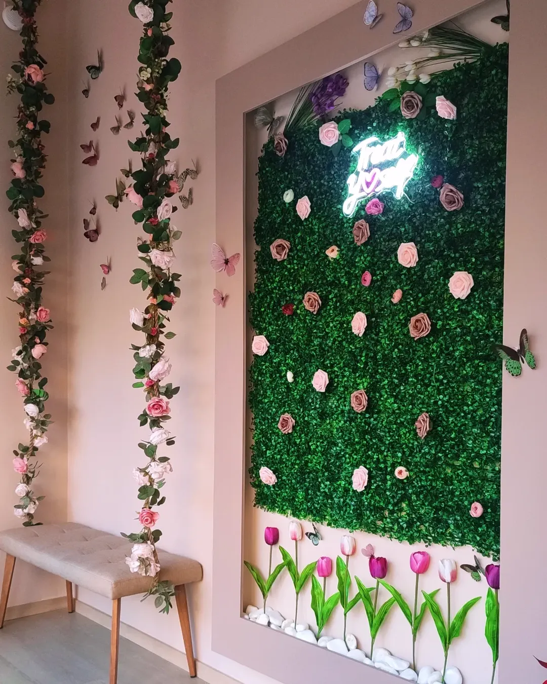 Εσωτερικός χώρος του Relax & Renew Day Spa - διακοσμημένος με λουλούδια και πρασινάδα